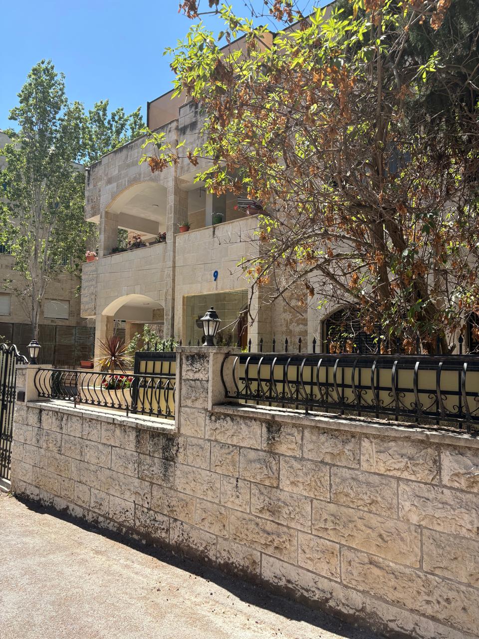 عمارة سكنية للبيع في ام السماق - للشراء in عمان