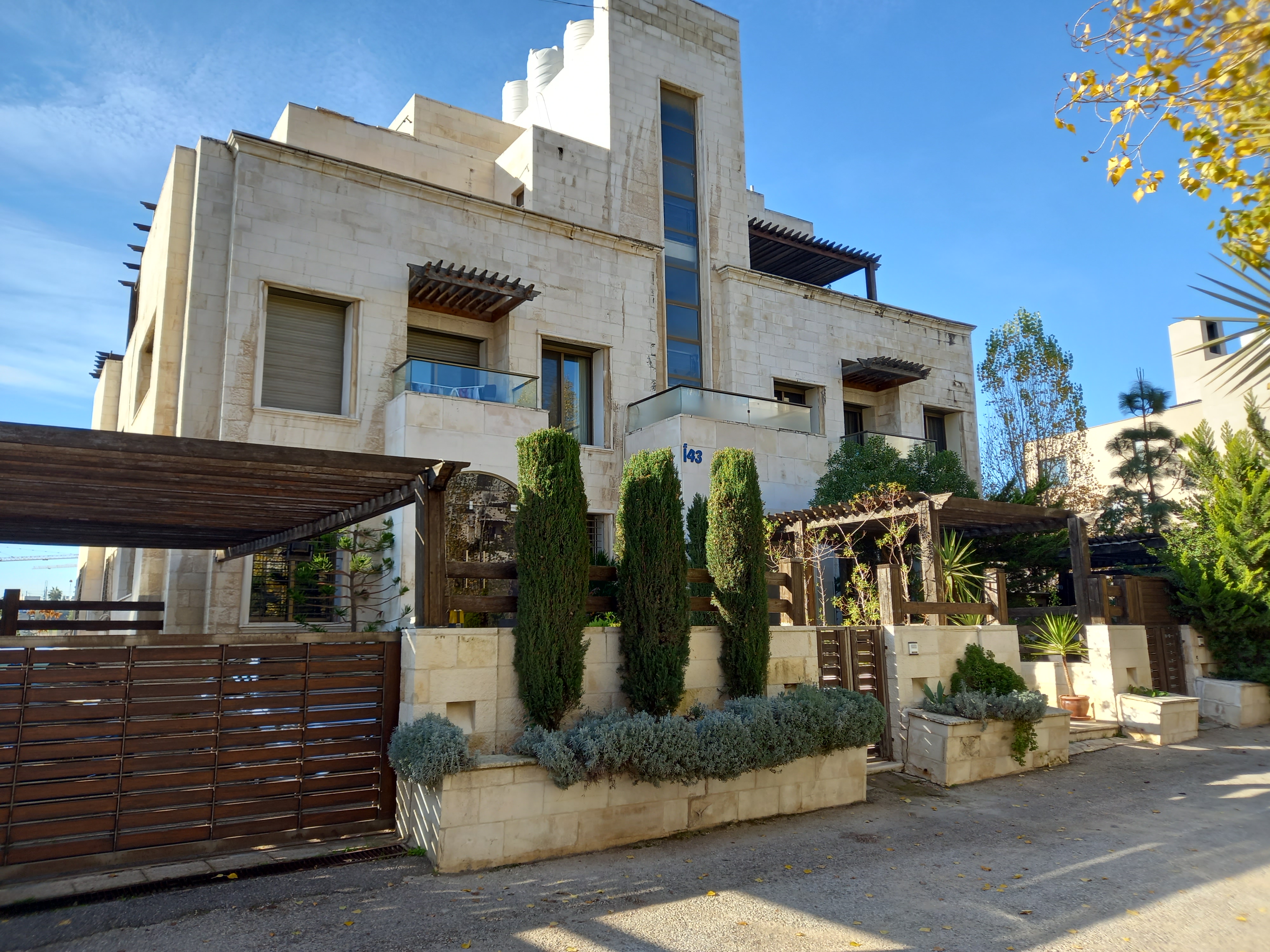 Spacious Duplex Apartment for Rent in a Prime Location in Abdoun - Rent in Amman