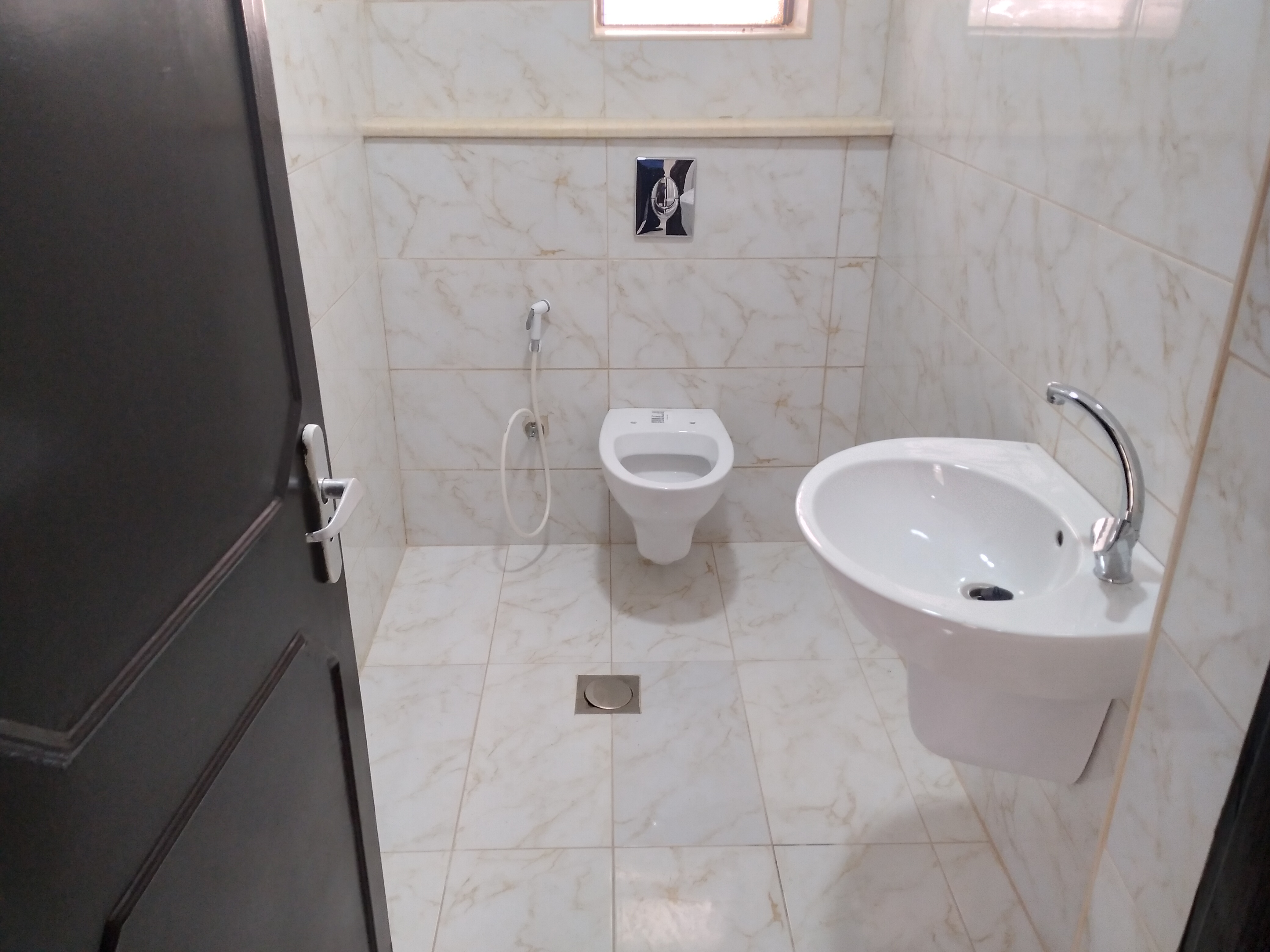 apartment in a modern building in um Summaq is for rent  - Property Image 4