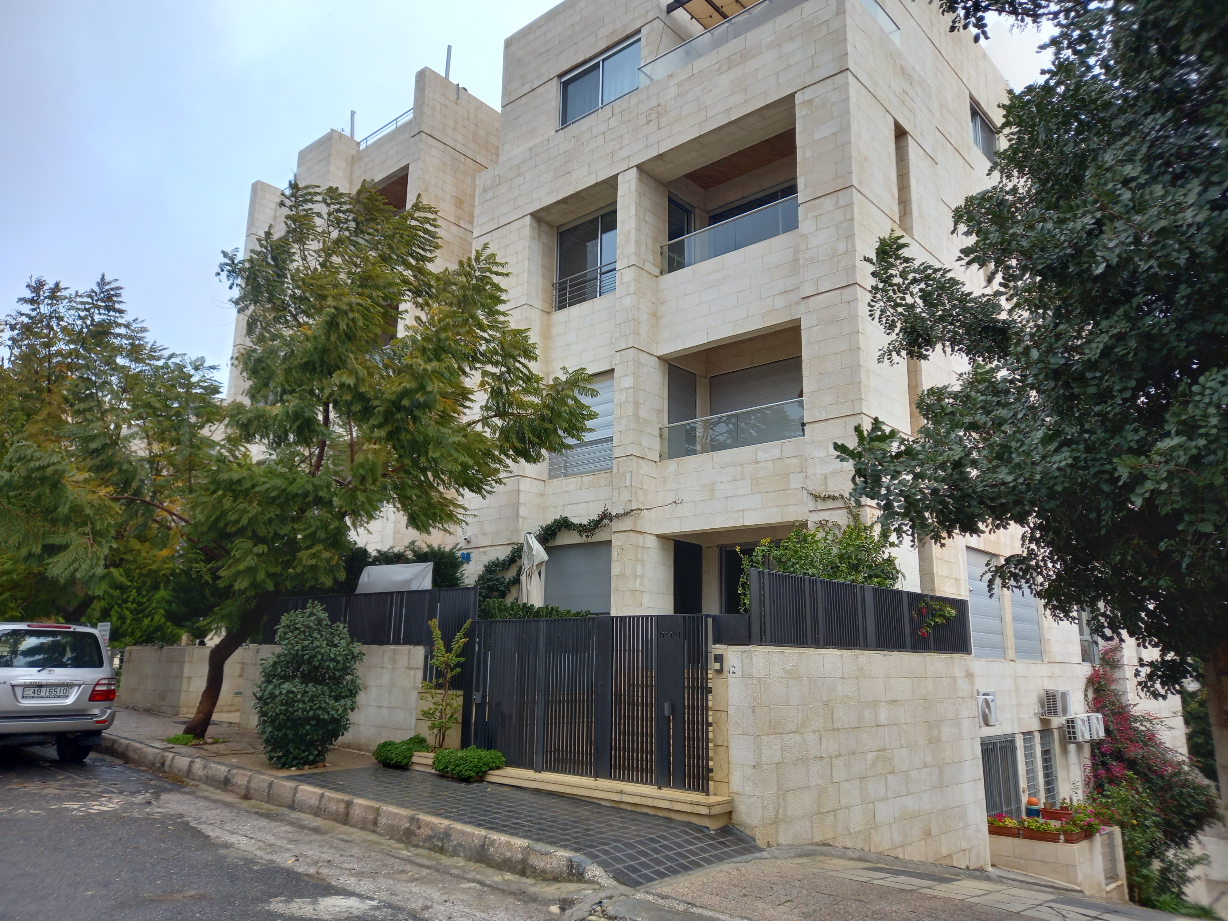 Ground Floor Apartment in Jabal Amman 4th Circle for Rent