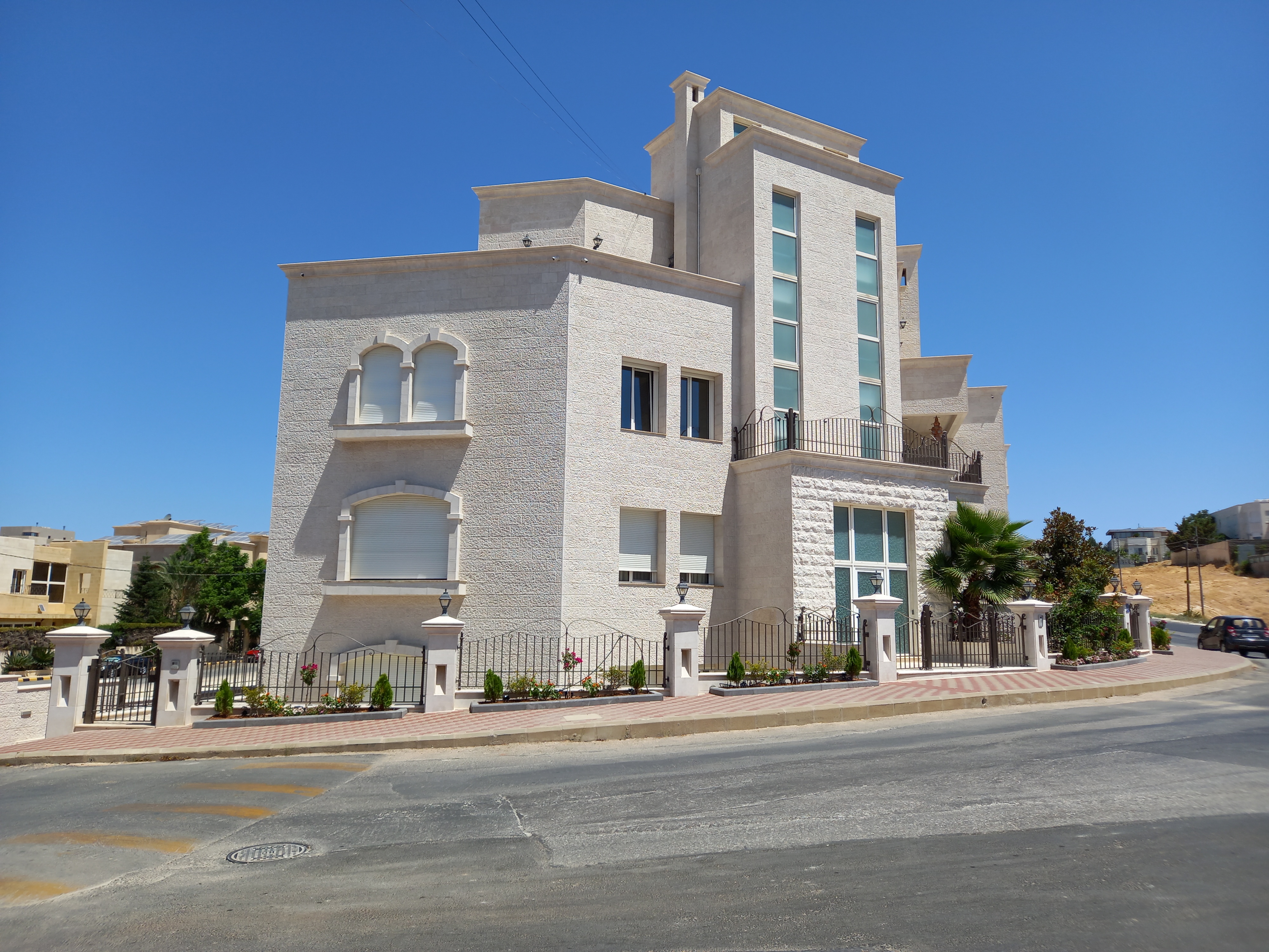  A Spacious Apartment in A Beautiful Area with A Unique View for Rent in Dabouq."