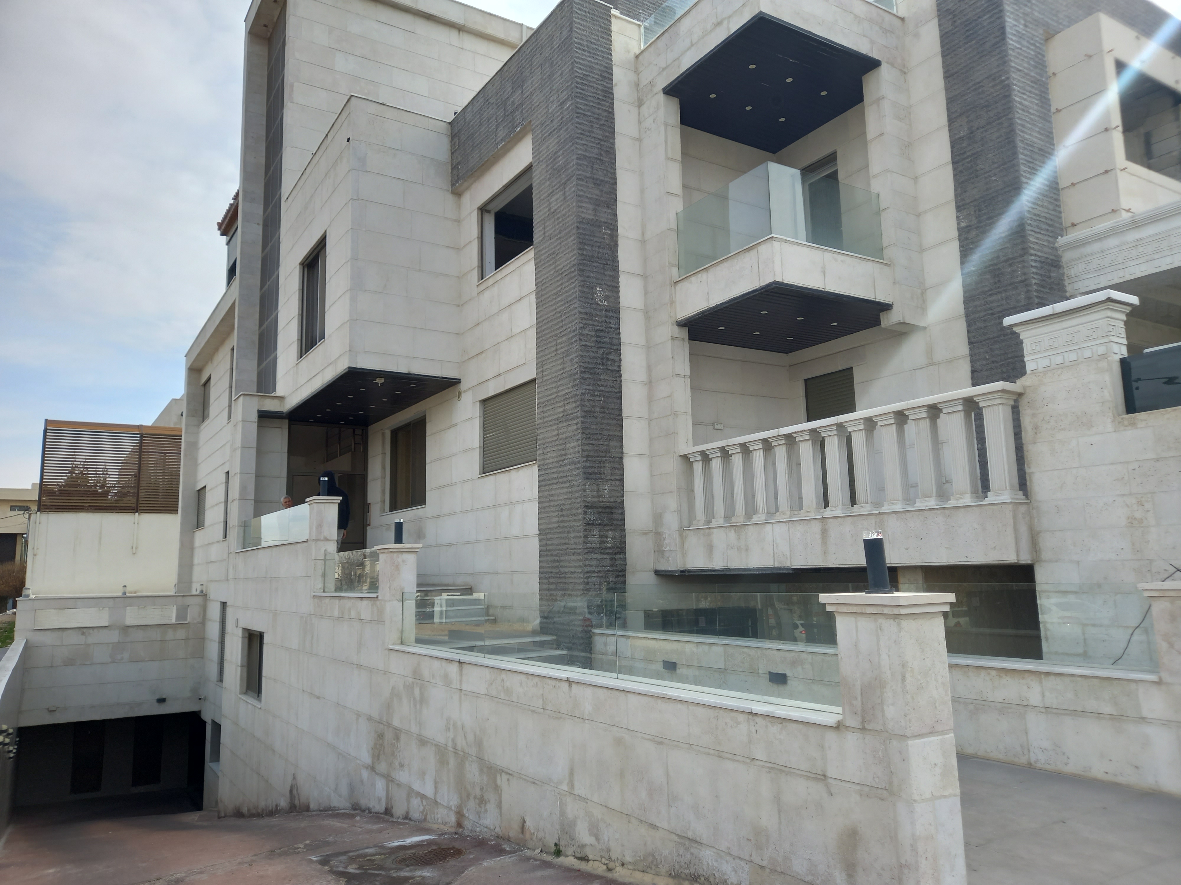 Excellent Location Unfurnished Apartment - Rent in Amman