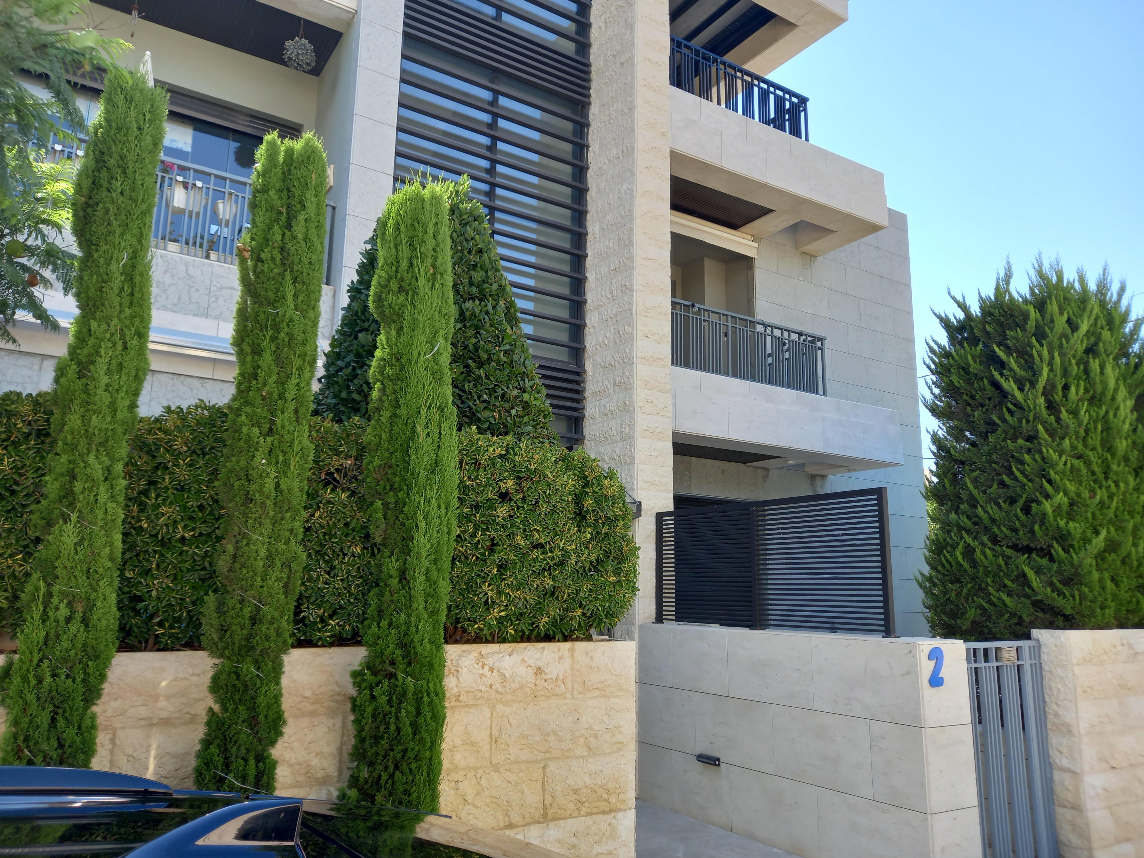 Super Deluxe Ground Floor Apartment with Garden for Rent in Abdoun